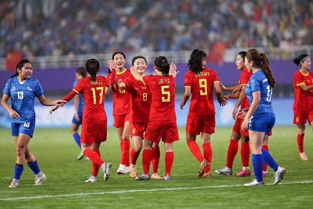 女足比赛场上，球员们奋勇争先